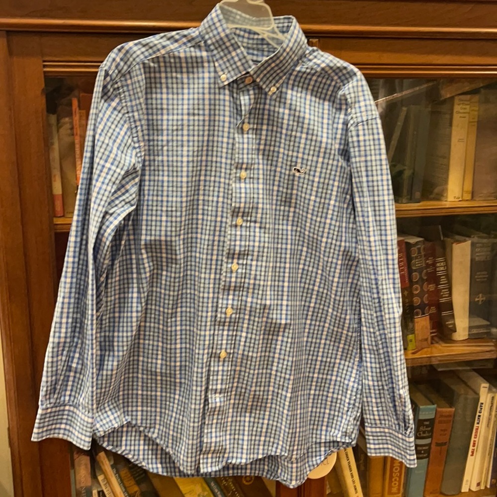 Vineyard vines men’s Medium Whale shirt.